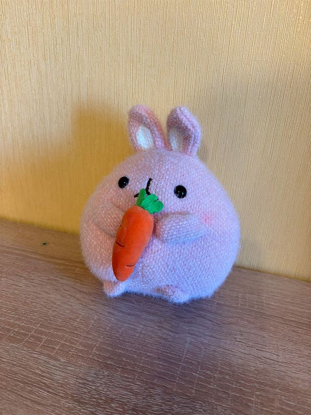 игрушка на столе